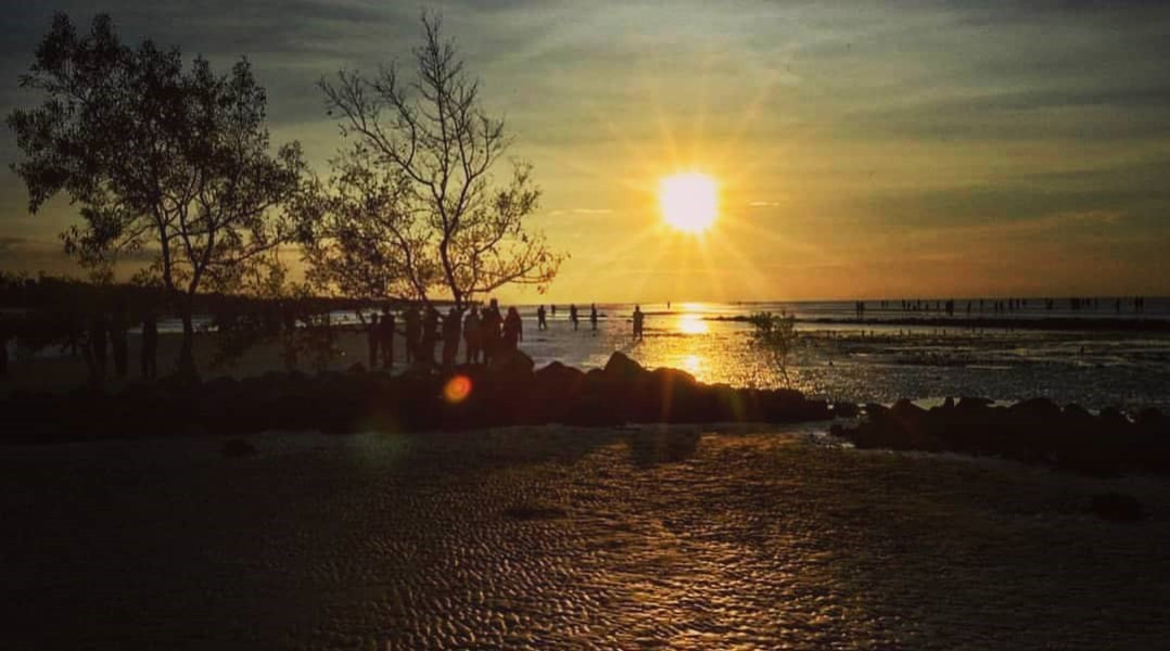 Jelajahi Keindahan Pantai Selat Baru: Tempat Nongkrong Sambil Nikmati Sunset dan Seafood