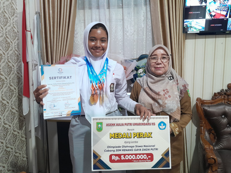 Ageng Aulia Putri, Siswi SMAN 9 Pekanbaru Torehkan Prestasi Gemilang di Kejuaraan Renang