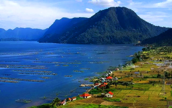 Keunikan Danau Maninjau Sumatera Barat : Pemandangan Bukit Hijau dan Air Biru yang Memukau, Destinasi Wisata Favorit di Indonesia