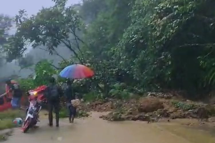 Hati-hati Jalan Lintas Sitinjau Lauik Terputus Akibat Longsor, Satu Unit Mobil Tertimbun Tanah Bebatuan