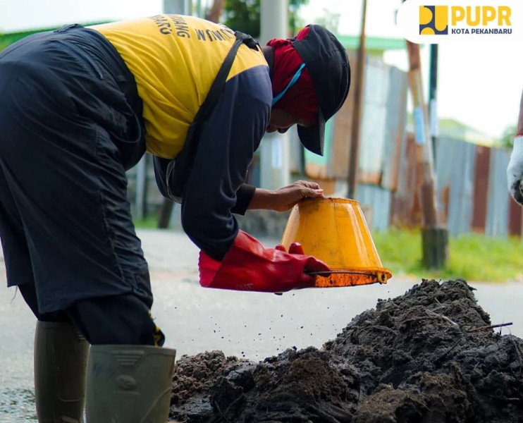 PUPR Pekanbaru Bersihkan Drainase di Jalan Merak dan Jalan Soebrantas