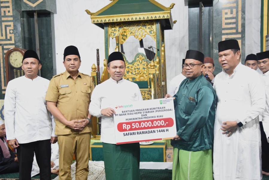 Tebar Keberkahan di Bulan Ramadan, BRK Syariah Salurkan Program CSR ke Masjid Raya Pekanbaru