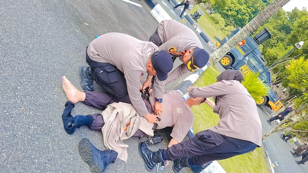 Demo Mahasiswa Unri di Kantor Gubernur Riau Ricuh, Mahasiswa dan Polisi Terluka
