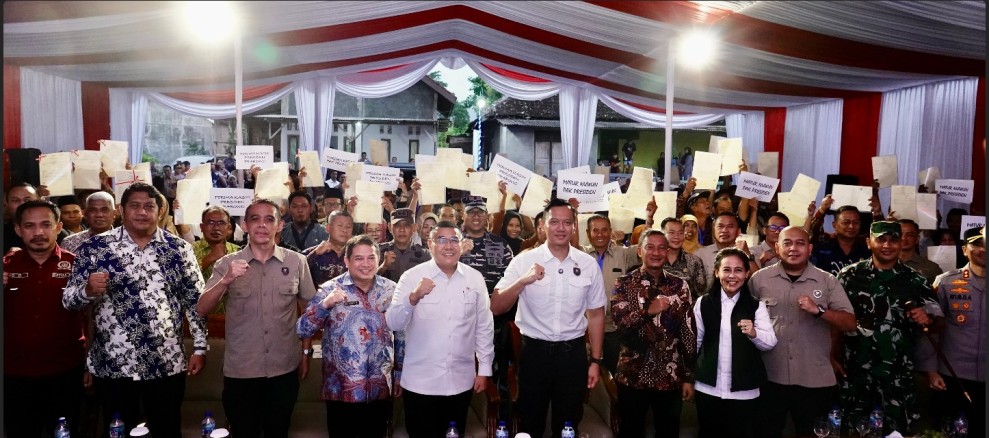Lampaui Target Penyelesaian PTSL, Menko AHY dan Wamen Ossy Serahkan Langsung Sertipikat Masyarakat Kabupaten Pacitan