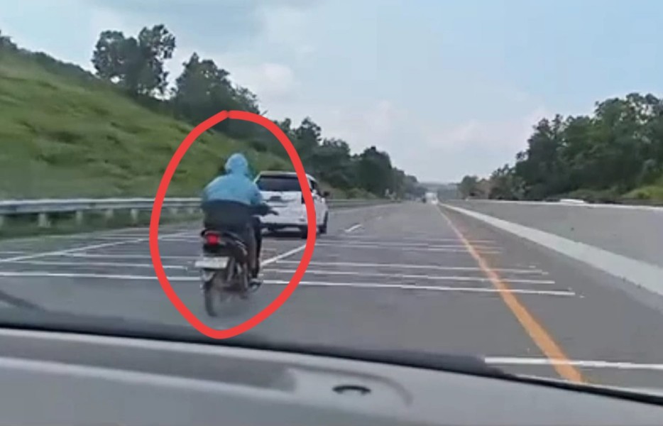 Petugas Amankan Pengendara Motor yang Masuk Ruas Tol Pekanbaru - Dumai