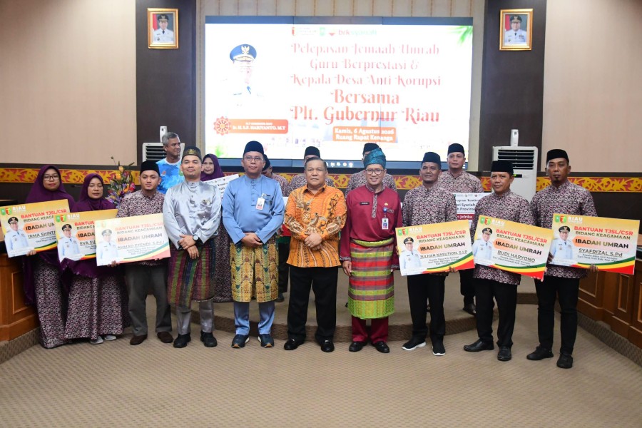 Plt Gubernur Riau Lepas Keberangkatan 11 Penerima Umrah Program CSR BRK Syariah dan PT Riau Petroleum