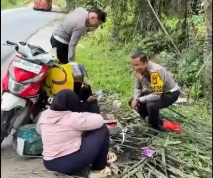 Polisi Bantu Pemudik Kelelahan, Diantar Hingga ke Rumah di Kuansing